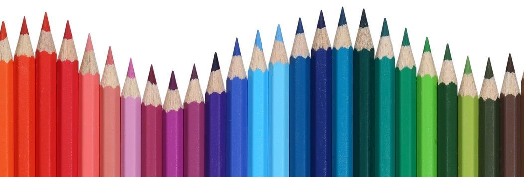 Lápices de colores ordenados en forma de onda, desde tonos rojos hasta verdes y marrones
